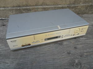 M8494 Junk Video Deck Sharp VC-HF2001 Проверка мощности 43 см в заднем 24 см в высоту 9 см. Ю-пак 80 размер (0404)