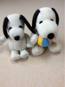 Плюшевая игрушка SNOOPY Snoopy 2 правая сторона высота около 30 см левая сторона высота около 27 см б/у