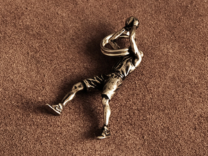真鍮 キーホルダー（バスケットボール選手）バスケ スポーツ バッシュ スニーカー シュート 籠球 キーリング ネックレス ブラス ペンダント
