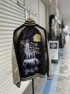  緊急SALE スカジャン 【XL】 Yokosuka刺繍入り 横須賀発祥 SUKAJAN サテン地 刺繍 狼 ウルフ wolf 内ポケットあり 黒 ゴールド 新品 