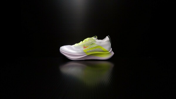 24.5 未使用品 WMNS NIKE ZOOM FLY 4 PRM DN2658 101