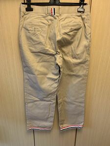 国内正規 20SS Thom Browne. トムブラウン 踵 トリコロール グログランテープ コットン ワイド パンツ カーキ 1. MTU275A-04904250