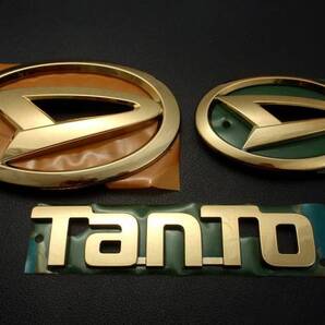 7トレジャー 【 ダイハツ LA600系 タントカスタム DAIHATSU LA600系 TANTO CUSTOM 】プレミアム ゴールド エンブレム フロント&リア 3点