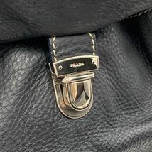 1円〜 《未使用級》PRADA プラダ トートバッグ ハンドバッグ 金具 型押しロゴ 肩がけ メンズ ステッチ 白タグ 本革 レザー 黒_画像2