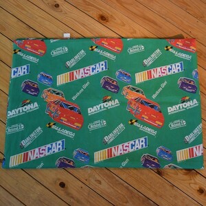 美品 USAヴィンテージ ベッドシーツ NASCAR ナスカー リメイク生地 フラットシーツ Made in USA アメリカ仕入 モータースポーツ 総柄 B0964