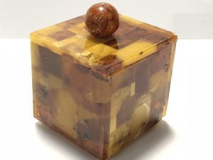 アンティーク リトアニア共和国・ヴィリニュス ロイヤルアンバー 本琥珀 163.0g モザイク キューブ 小箱
