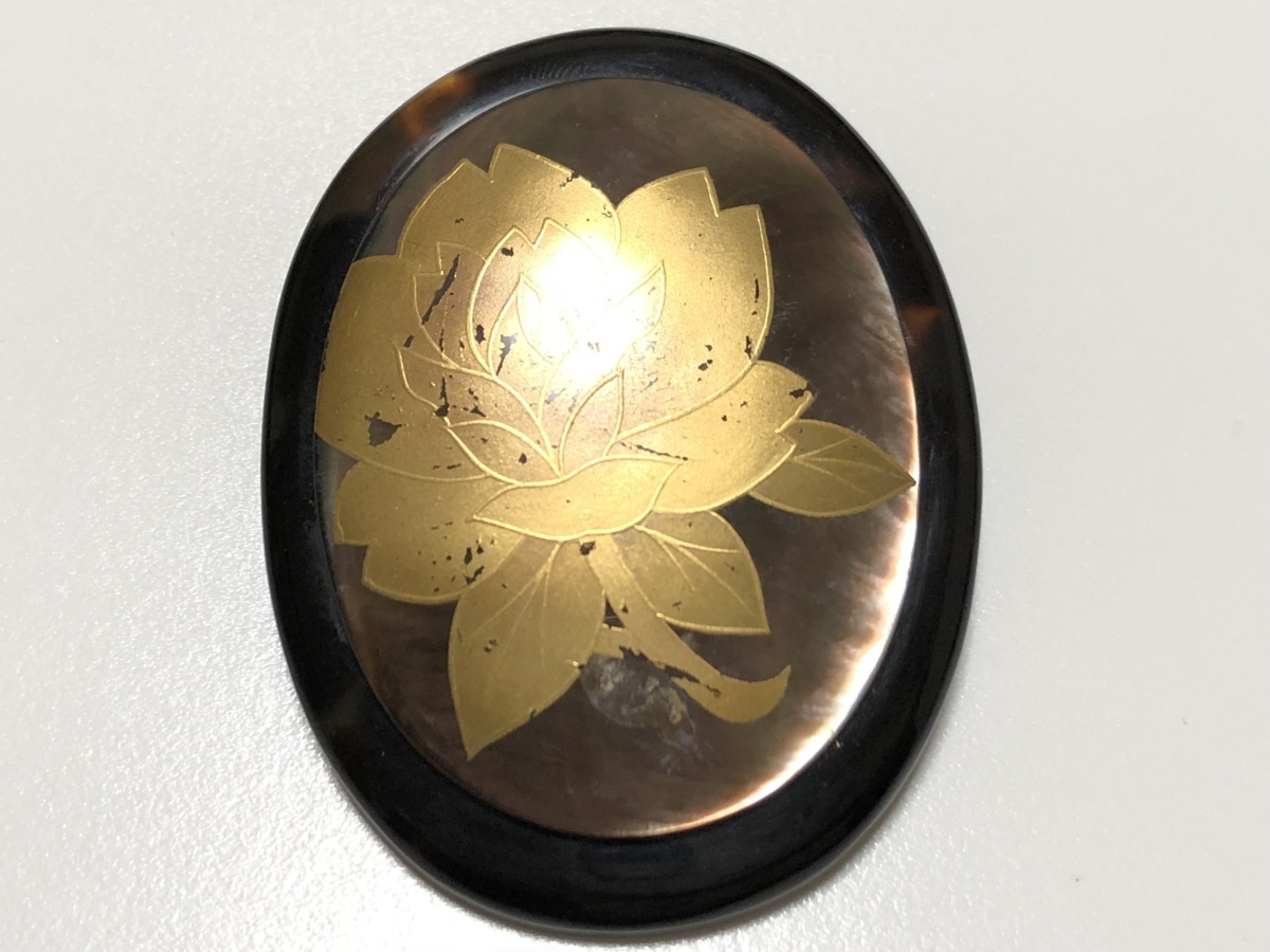 黒蝶貝に蒔絵の帯留めです。 www.cafe-luitpold.de