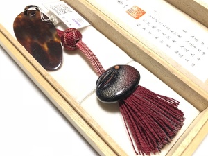 きものやまと 本鼈甲 本珊瑚 漆塗り 沈金加工 10.0g 作家物 日展作家・藤野孝一郎 雪兎 帯飾り 未使用・美品 共箱付属