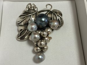  antique book@ pearl SILVER.. top . brooch 