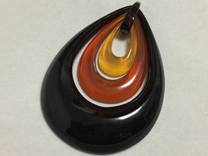 book@ tortoise shell white . black .s Lee color swaying large . shape. open pendant top 