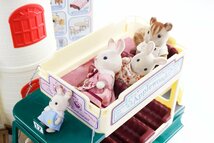 【ジャンク品】シルバニアファミリー 人形・家具・家等まとめセット うさぎ リス 猫 子ども レストラン バス他【2個口】'_画像3