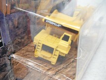 ■ MATCHBOXマッチボックス『CAT DIRT MACHINES 32983 DIRT HAULERS(トラック &フロントショベル)ジオラマ ミニカー』建設機_画像4