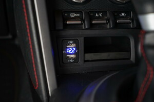 送料無料 86 BRZ zn6 12V-24V 4.2A デュアル USB 電圧表示機能付き　サービスホール 電源アダプター 充電器　ブルーLED