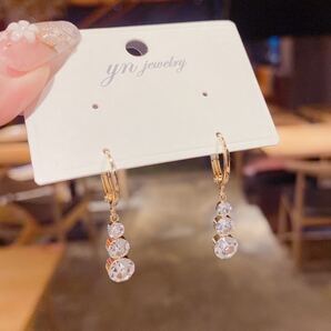 【新品】ラインストーン 3連 綺麗 ピアス