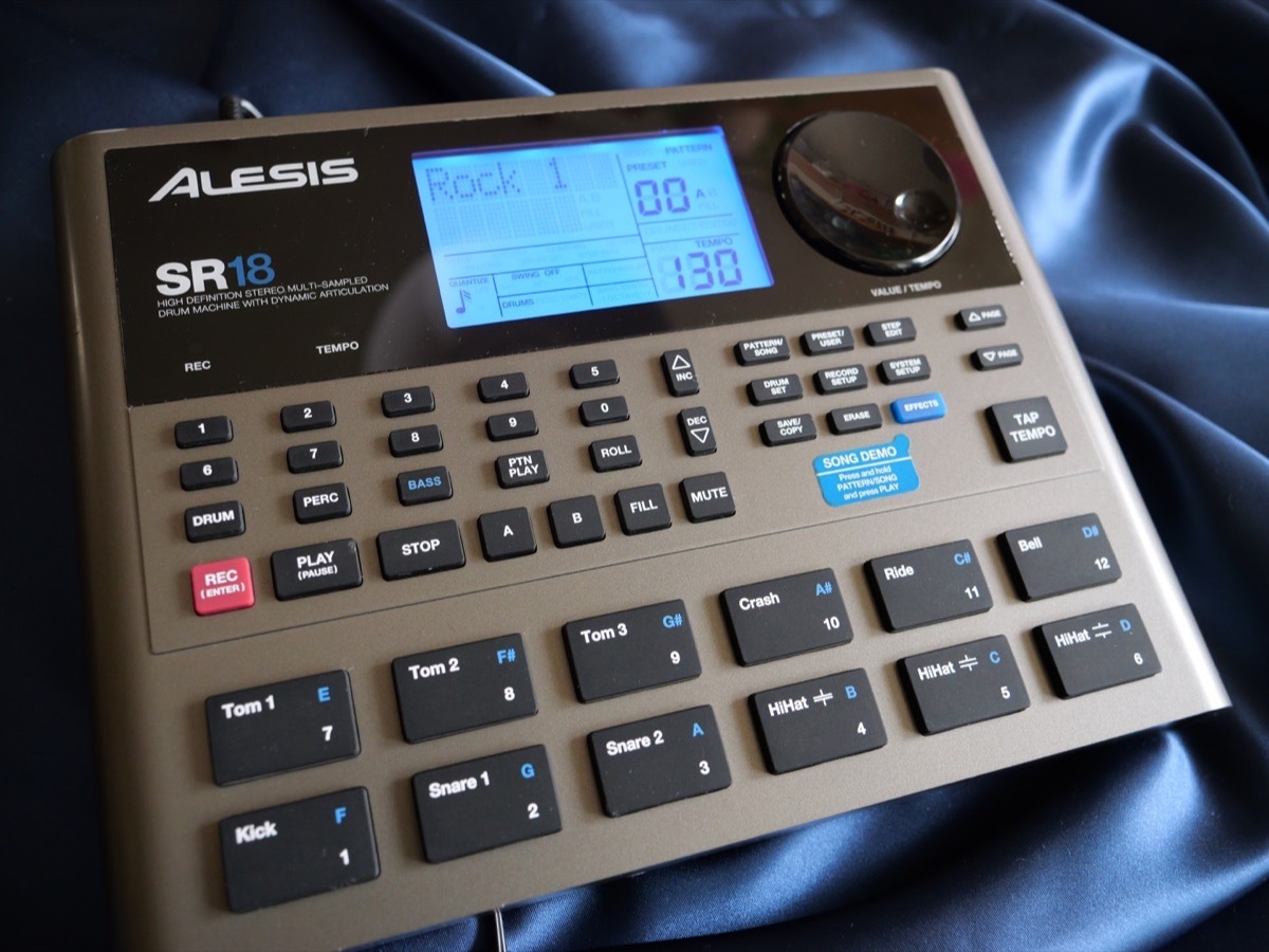 ブルー系新品 どんくん様専用 ALESIS SR18 ドラムマシン DTM/DAW 楽器 ...