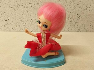 0420370a【昭和レトロ ポーズ人形 ピンクの髪の女の子 お座りポーズ 赤いドレス】人形高さ16cm程度/中古品