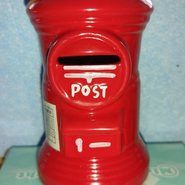 真っ赤な貯金箱　懐かしい　郵便局　ポスト貯金箱