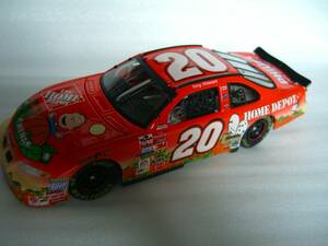 スヌーピー PEANUTS　2002 ACTION　1:24-Scale Stock Car 　Limited Edition Adult Collectable 　TONY STEWART 20　未使用品