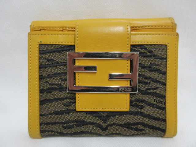 一番の ２つ折り 財布 FENDI コンパクト 未使用 小物 ズッカ ロゴ 