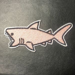 【ワッペン】サメ 鮫 シャーク ホワイト ベージュ 刺繍 メンズ ジーンズ パンク ジャケット アイロン 【アップリケ】