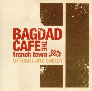 ＵＰ　ＲＩＧＨＴ　ＡＮＤ　ＳＭＩＬＥＹ／ＢＡＧＤＡＤ　ＣＡＦＥ　ＴＨＥ　ｔｒｅｎｃｈ　ｔｏｗｎ