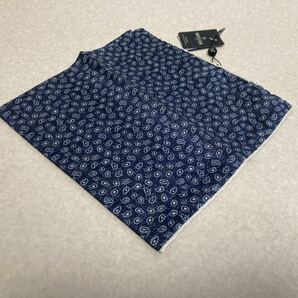 新品　ブリューワ（仏）　ポケットチーフ　紺メランジェ基調ヘムは、ホワイト　勾玉小紋柄　定価９千円