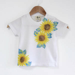 Art hand Auction 아동복, 어린이 티셔츠, 사이즈 90, 하얀색, 해바라기 패턴 티셔츠, 수공, 손으로 그린 티셔츠, 꽃무늬, 여름, 선물, 짧은 소매, 남녀공용, 90(85~94cm)