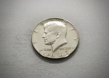 銀貨です　美品 1967年 ケネディ50セント 送料無料（14145）シルバー400　USA貨幣　アメリカ　ハーフダラー_画像1