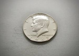 銀貨です　美品 1967年 ケネディ50セント 送料無料（14155）シルバー400　USA貨幣　アメリカ　ハーフダラー