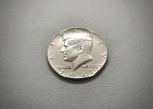銀貨です　美品 1967年 ケネディ50セント 送料無料（14240）シルバー400　USA貨幣　アメリカ　ハーフダラー