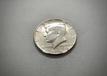 銀貨です　美品 1968年 ケネディ50セント D刻印　送料無料（14244）シルバー400　USA貨幣　アメリカ　ハーフダラー_画像1