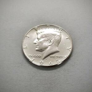 銀貨です 美品 1968年 ケネディ50セント D刻印 送料無料（14261）シルバー400 USA貨幣 アメリカ ハーフダラーの画像1