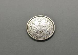 小型50銭銀貨 大正14年　silver720　送料無料（14378）　 古銭 骨董　アンティーク　日本 貨幣　菊の紋章 お宝