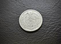 小型50銭銀貨 大正11年　silver720　送料無料（14573）　 古銭 骨董　アンティーク　日本 貨幣　菊の紋章 お宝_画像1