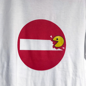 送込　Pac-Man 標識ガジリ 半袖Tシャツ　白色　XLサイズ
