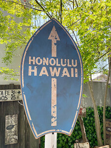 ハワイの道路標識のウッドサイン（ホノルル/サーフボード型） ■ アメリカン雑貨 アメリカ雑貨