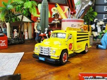 コカ・コーラ 1955年式ダイヤモンドTボトルデリバリートラックのダイキャストミニカー 1/50スケール（イエロー） ■ アメリカン雑貨_画像3