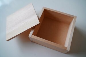 【在庫数1】正方形 蓋付き木箱（9.5cm×9.5cm×4.8cm）お菓子ラッピング ギフトケース プレゼントケース 小物入れ 整理 収納 工作 DIY 木製