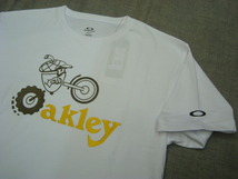 新品OAKLEY(オークリー)メンズENHANCE QDC SS TEE ARCHIVE 1.0 WHITE 100 US/EU(S) JAPAN(M)_画像2