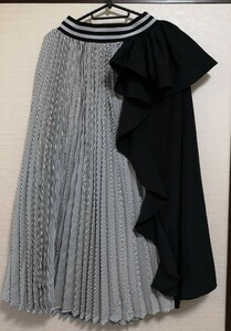 【美品】アシメデザイン　ロングプリーツスカート　黒　白ストライプ　かわいい　ツートンカラー　バイカラー　　ウエストゴム幅広細見え