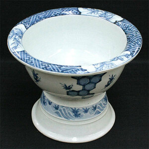 [ free shipping ][ antique goods ] sake cup .* Imari .* blue and white ceramics *. leaf .* wave .* honeycomb * sake tool * ceramic art * ceramics porcelain *. thing * box attaching * antique * old work of art *
