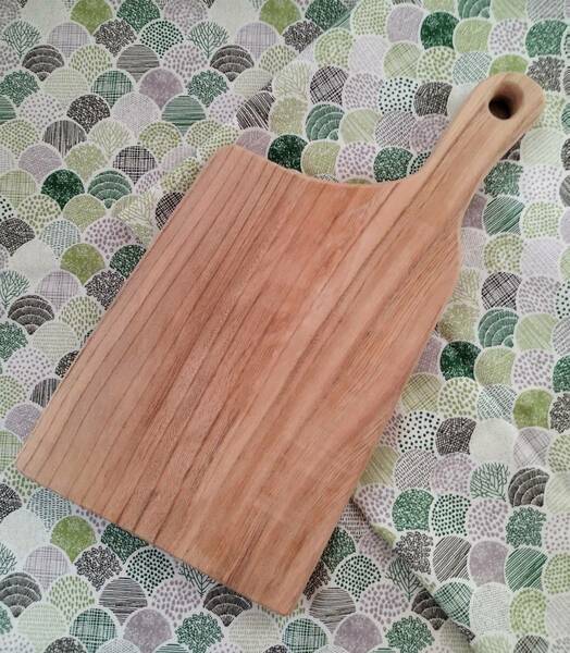 岩手県産のケヤキ材を使った、カッティング・ボードです。木工職人さん手作りの品です。