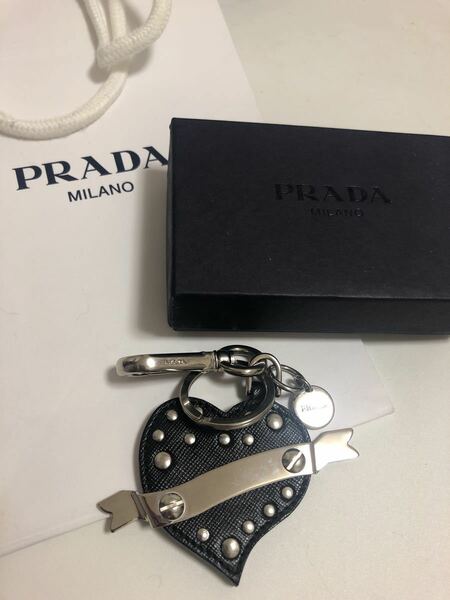 未使用　本物　プラダ　PRADA 本革　ブラックハート　レザー　バッグチャームキーホルダー　シルバー　スタッズ　ロゴプレート