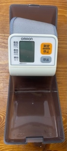 【中古品】　オムロン　自動電子血圧計　HEM-6111 通電確認済み。その他の確認をしていない為、この価格！（18297）