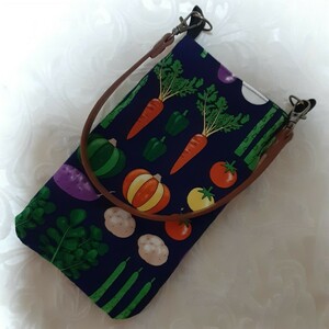 スマホポーチ小物入れベジタブル野菜トマトかぼちゃ人参きゅうりじゃがいも紺色ハンドメイド