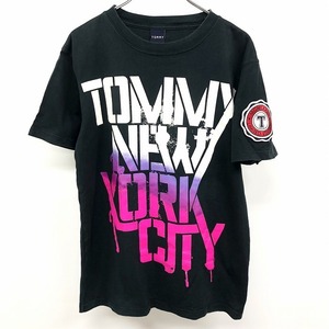 TOMMY トミー M メンズ(レディース？) Tシャツ ビッグプリント 英字 ロゴ 袖にワッペン 丸首 半袖 綿100% ブラック系(ネイビー？) 黒系