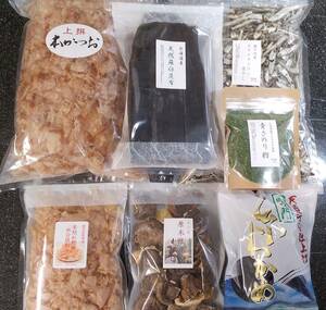 送料込み厳選出汁セット　鰹節２種、昆布、煮干し、青さのり粉、椎茸、わかめ