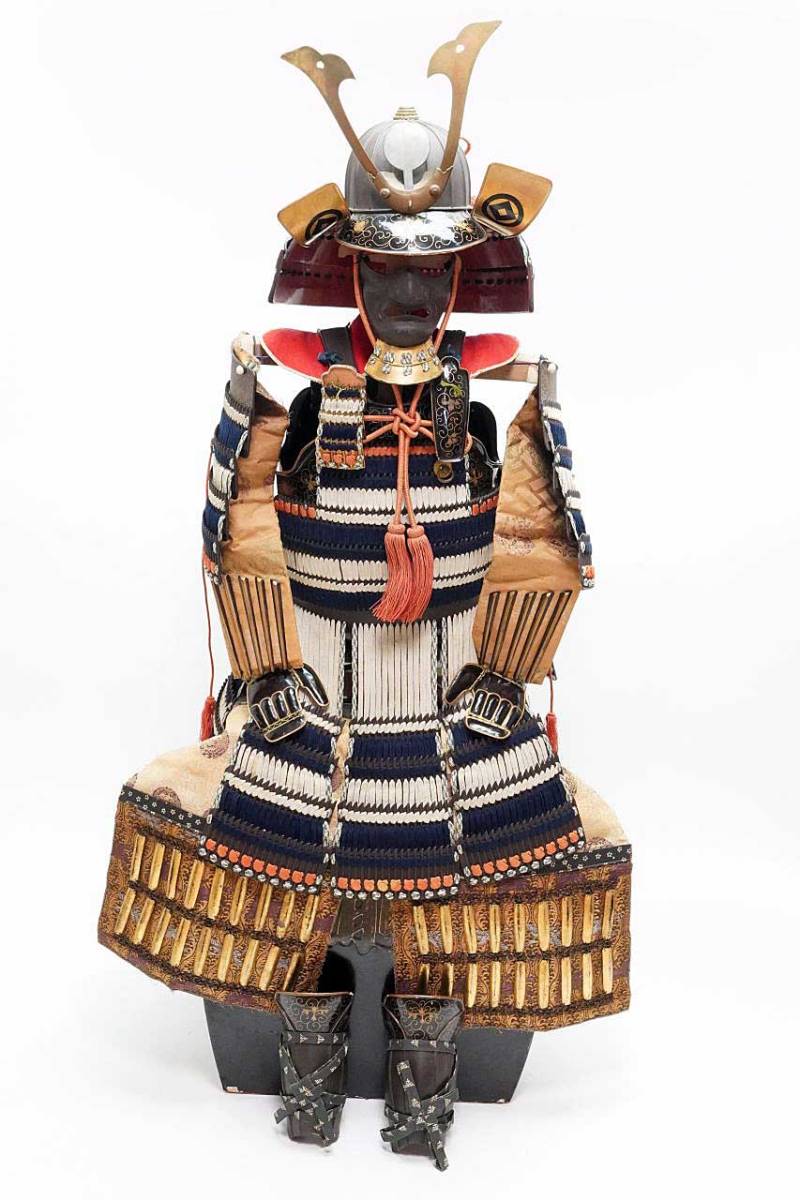 お買い得モデル 八間筋兜 鉄製 弦月 甲冑 鎧 骨董品 飾り台付き 武具 定期お届け便 鎧兜武具甲冑24間筋兜 天衝前立て付属 金属工芸