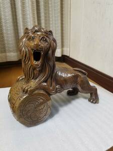 Art hand Auction 陶器製 獅子 置物 家紋丸に左三つ巴あり｡, ハンドメイド作品, インテリア, 雑貨, 置物, オブジェ