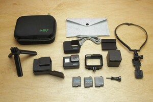 GoPro HERO7 Black バッテリー3つ マルチ充電器 角度スタンド 純正スリーブケース ネックマウント付 GPS 防水４K動画HyperSmooth 送料無料